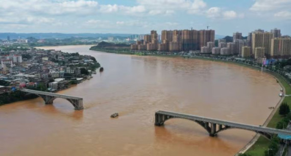 चीनमा पुल भत्किँदा ११ जनाको मृत्यु, ३० बेपत्ता