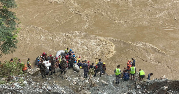 २४ घण्टामा पहिरोले १५ जनाको मृत्यु, टिकट काटेरमात्रै यात्रा गर्न सरकारको आग्रह