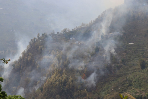 खोटाङमा डढेलो गाउँमा फैलँदा १३ घर खरानी