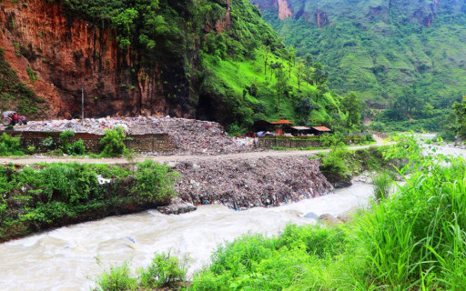 पहिरोले लोकमार्ग अवरुद्ध, डम्पिङसाइटको पर्खाल भत्कियो