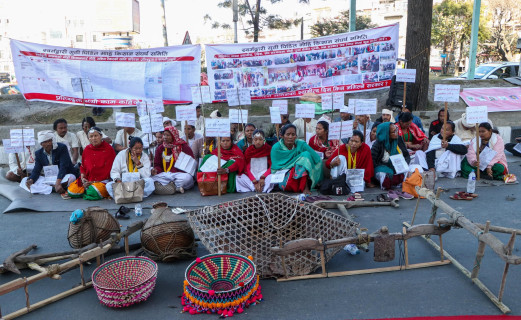 लालपुर्जा माग्दै देउखुरीका किसानहरू माइतीघरमा (तस्बिरहरू)