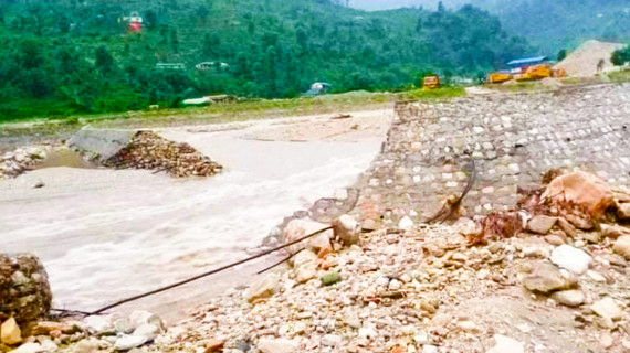 पोखराको हर्पन खोलामा बाढी : लागत जति, मर्मत खर्च पनि त्यति