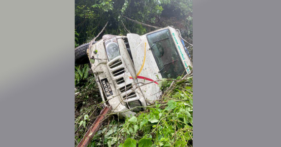 म्याग्दीमा बोलेरो भिरबाट खस्दा एकजना घाइते