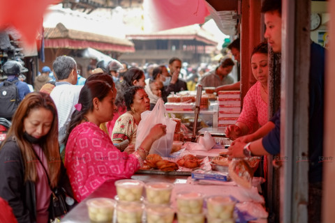 मातातीर्थ औँसी : मिठाइ पसलमा भीड (तस्बिरहरू)