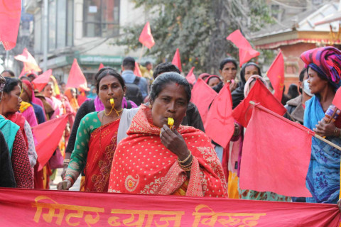 सिट्ठी फुक्दै बालुवाटार पुगे मिटरब्याजपीडित (तस्बिरहरू)