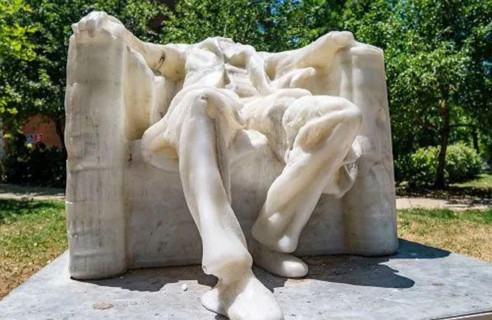 गर्मीले अब्राहम लिंकनको मूर्ति पग्लियो