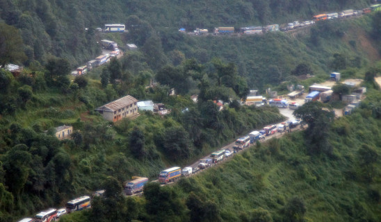 उपत्यकाका नाकाहरूमा सडक अवरुद्ध, नागढुंगामा पहिरो खस्दा यातायात सेवा ठप्प 