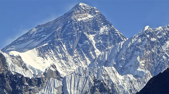 पाकिस्तानी आरोही सगरमाथाको चुचुरोमा, सयौँ आरोही प्रतीक्षारत