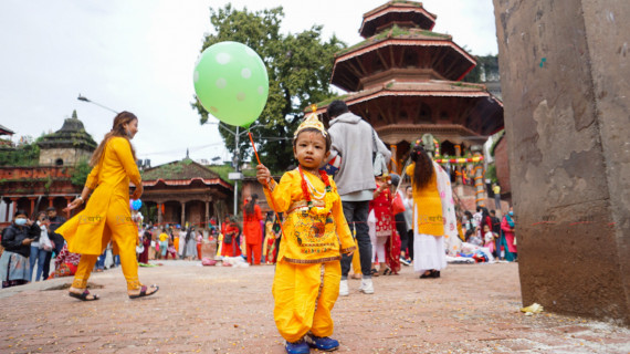 जय श्रीकृष्ण ! कृष्ण मन्दिरमा भिड (तस्बिरहरू)