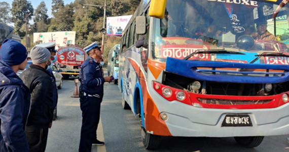 ट्राफिक प्रहरीको लापसे चेकिङ : नागढुंगाबाट एकैदिन ७ चालक नियन्त्रणमा