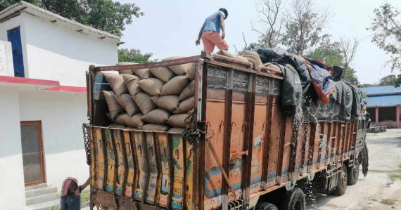 २० लाखभन्दा बढीको मकै, गहुँ र चिनीसहितको ट्रक नियन्त्रणमा