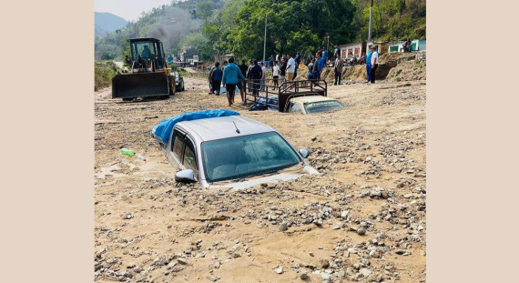 बीपी राजमार्गमा यसरी पुरिए चार गाडी, अहिले अवस्था सामान्य