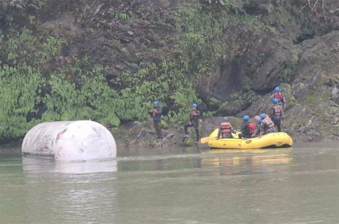 दुर्घटनाग्रस्त ग्यास बुलेटका चालक र सहचालक खोज्न सशस्त्र प्रहरीको गोताखोर परिचालन