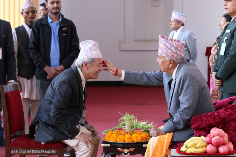 राष्ट्रपतिले लगाइदिए सर्वसाधारणलाई टीका र जमरा (तस्बिरहरू)