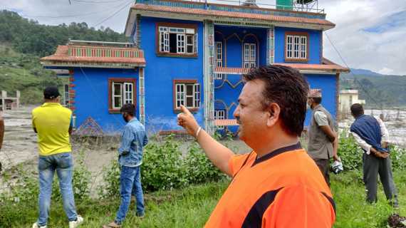 ‘जग्गा बाँड्दै हिँड्थेँ, बाढीले आफैँ सुकुम्बासी बनेँ’ (भिडियोसहित)