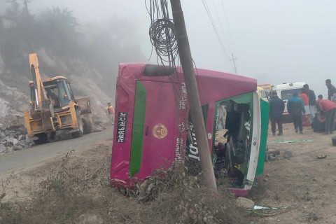 पोखरा जाँदै गरेको बस तनहुँमा दुर्घटना, १८ जना घाइते