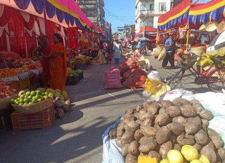 विराटनगरमा छठ सामग्री किन्नेको घुइँचो (तस्बिरहरू) 