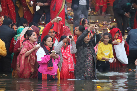 सूर्यलाई अर्घ्य