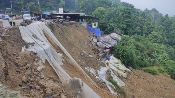 दाउन्नेमा सडक भासियो, यातायात सञ्चालनमा रोक