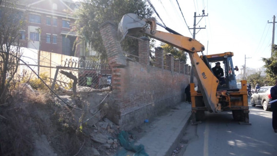 धोबीखोला करिडोरमा सरकारी जग्गा अतिक्रमण गरी बनाइएको भवनहरूमा चल्यो डोजर