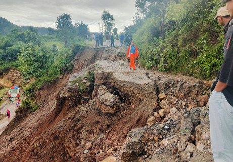 यी हुन् बाढीपहिरोले पूर्ण रूपमा अवरुद्ध ४४ सडक (सूचीसहित)