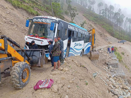 डडेलधुरामा पहिरोमा परी एकजनाको मृत्यु, राजमार्ग अवरुद्ध