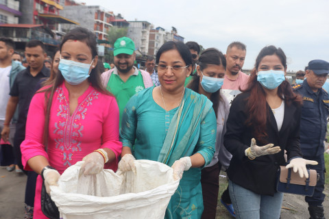 नारायणी नदी किनारमा सरसफाइ र वृक्षरोपण