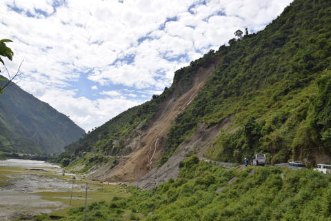 जयपृथ्वी राजमार्ग तीन दिनदेखि अवरुद्ध