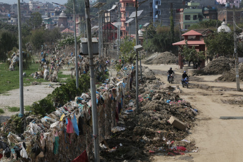 बाढीपहिरोले नदी किनारामा थुपारेको फोहोर सफा गर्दै ललितपुर महानगर