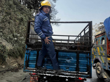 काठमाडौंबाट नुवाकोटतर्फ लैजाँदै गर्दा बाटोमा ग्यास ‘लिक’, सडक बन्द