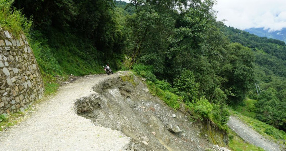 घोडेपानी सडक अवरुद्धः पर्यटक र स्थानीयलाई सास्ती 