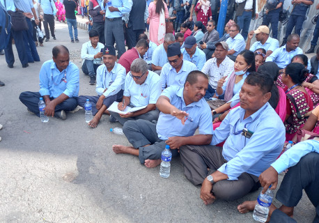 शिक्षक आन्दोलन : विद्यालय जिल्लामा, हाजिर माइतीघरमा