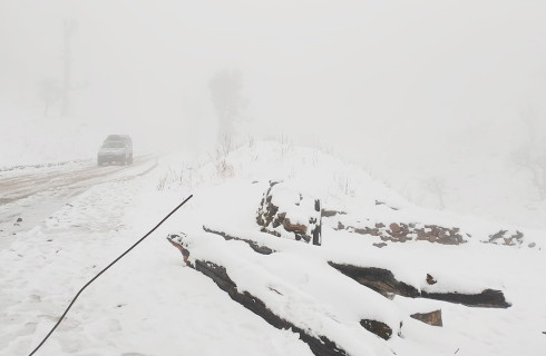 हिमपातले मध्यपहाडी लोकमार्ग अवरुद्ध