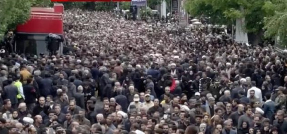 इरानमा शोक मनाउन हजारौं मानिस सडकमा 