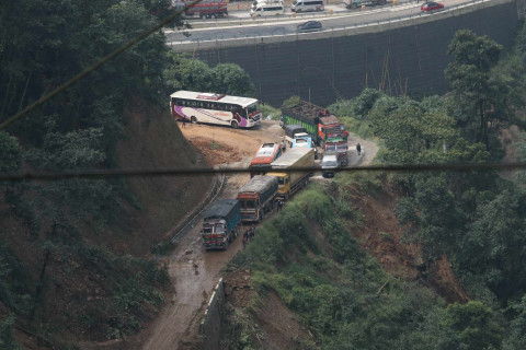 मलेखुमा गएको पहिरो आजै पन्छाउन नसकिने, सडक दुईतर्फी अवरुद्ध