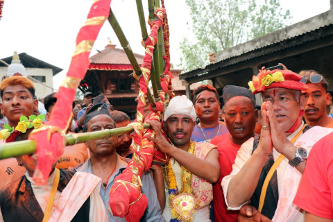 दोस्रोपटक जिब्रो छेडाएर जात्रालाई निरन्तरता दिँदै बोडेका सुजन