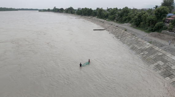 माछा मार्दै