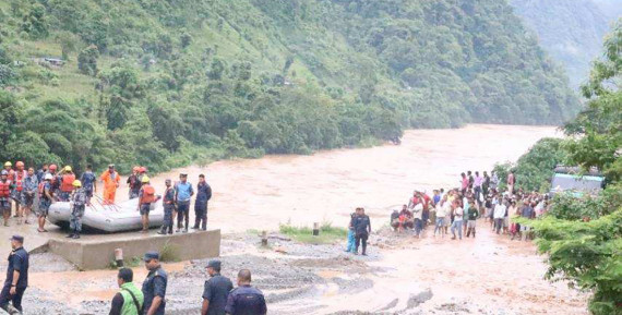 मुग्लिन–नारायणगढ पहिरोमा तीन यात्रु हाम फालेर बाँचे, ६२ यात्रुको अवस्था अज्ञात 