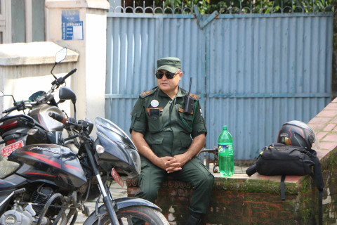 राप्रपाको भवन भत्काउन मेयर बालेनको आदेश कुर्दै नगर प्रहरी (तस्बिरहरू)