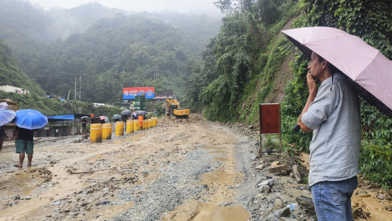 झ्याप्लेखोलामा भीषण पहिरो : दुई गाडीबाट निकालियो १४ शव