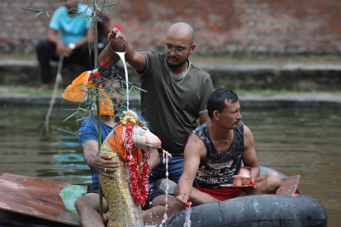 भक्तपुरको नागपोखरीमा नाग पूजा (तस्बिरहरू)