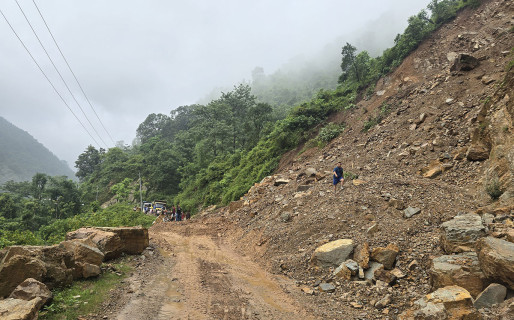 पहिरोले कर्णाली राजमार्ग अवरुद्ध