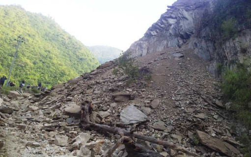 पहिरोले उत्तर–दक्षिण कोसी राजमार्ग अवरुद्ध