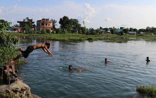 गर्मी छल्न पौडी