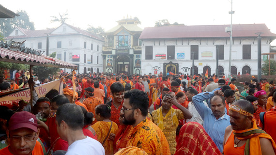 पशुपतिनाथसहित देशभरका शिवालयमा भक्तजनको घुइँचो