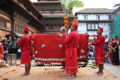 हनुमानढोकाको दसैँघरमा भित्र्याइयो फूलपाती