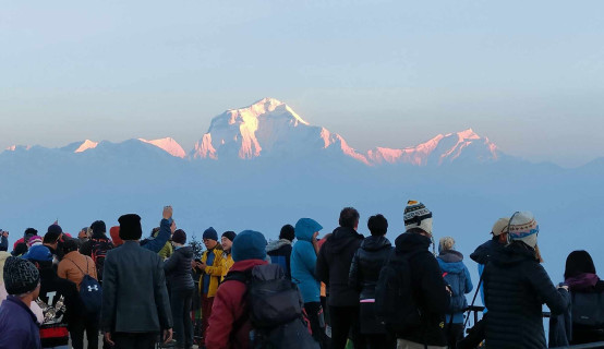 हिमशृंखला र सूर्योदयको दृश्यावलोकन गर्न पुनहिलमा पर्यटक (तस्बिरहरू)