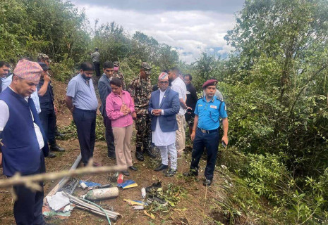 हेलिकोप्टर दुर्घटनास्थलमा पुगे मन्त्री पाण्डे