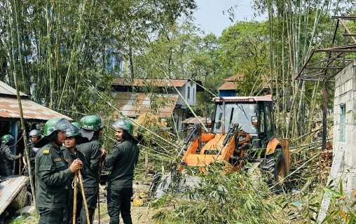 इटहरीका खोलापैनी मिचेर बनाइएका संरचना हटाउन सुरु 