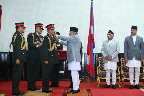 नवनियुक्त प्रधानसेनापतिलाई महारथीको दर्ज्यानी चिह्न प्रदान (तस्बिरहरू)